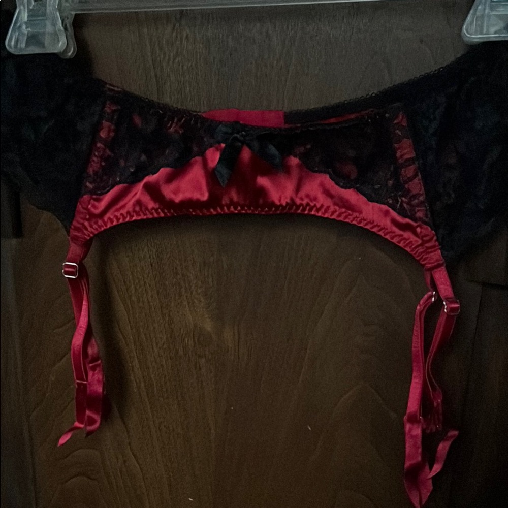 NWOT HM Garter